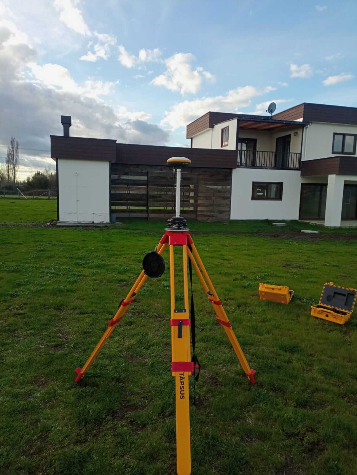 Equipo de agrimensura ejecutando replanteo de obras en Los Ángeles