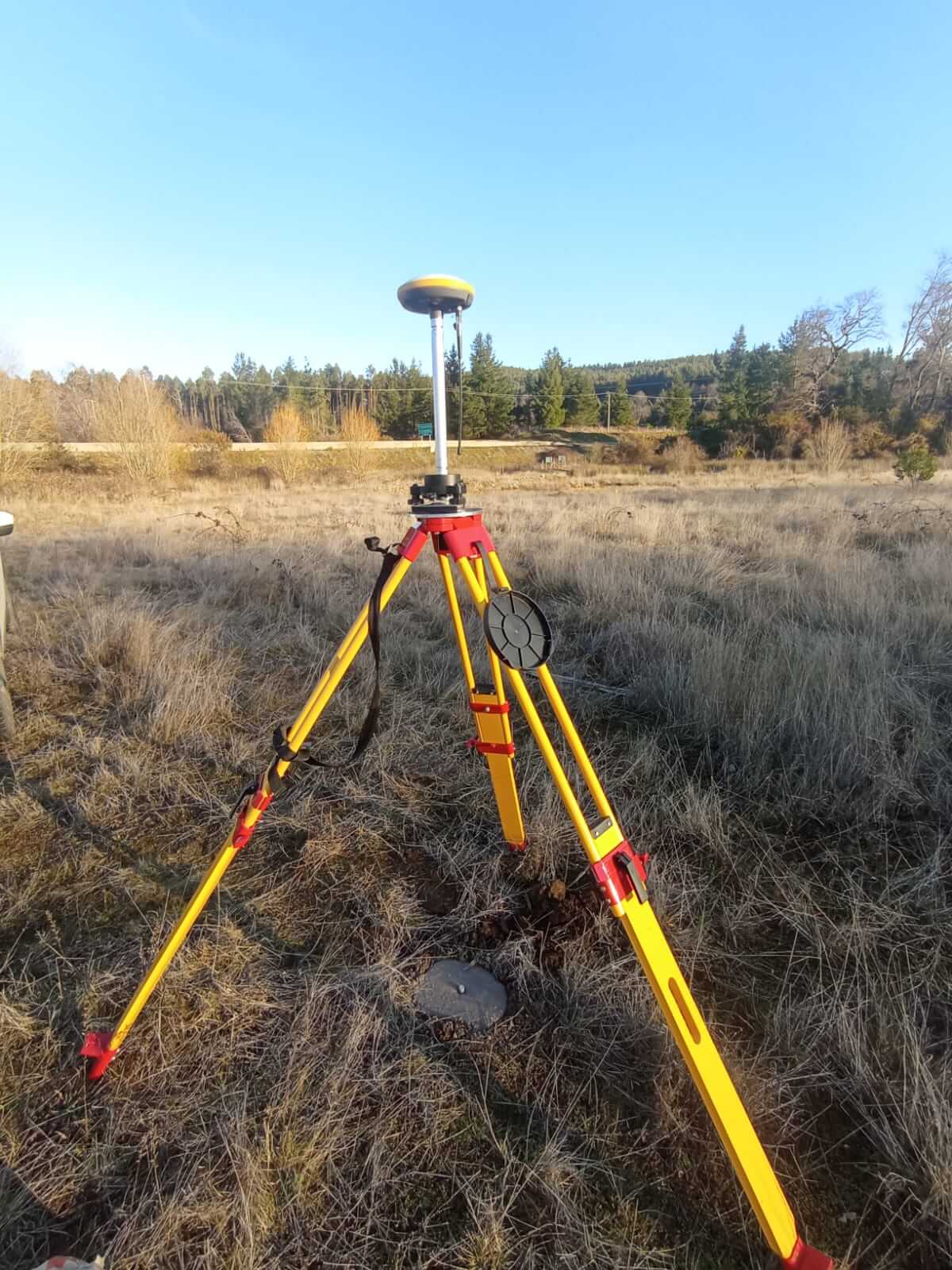 Topógrafo realizando levantamiento GNSS en terreno en Santa Bárbara para subdivisión predial